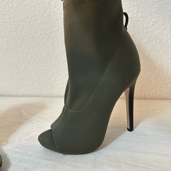 NWOB Shoe Dazzle olive green pumps open toe boots with a silver chain - Picture 6 of 12